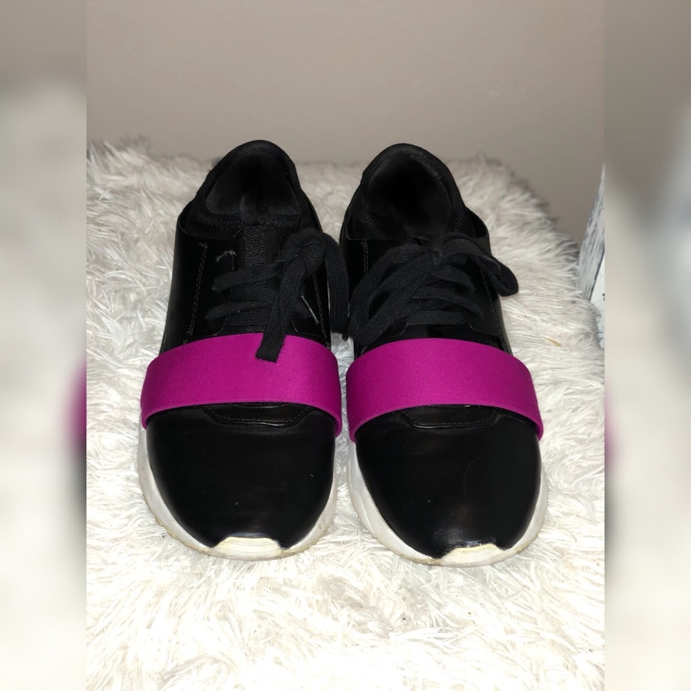 Nameless black sneaker with fuchsia strap